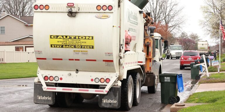 Curbside trash tote placement with garbage truck
